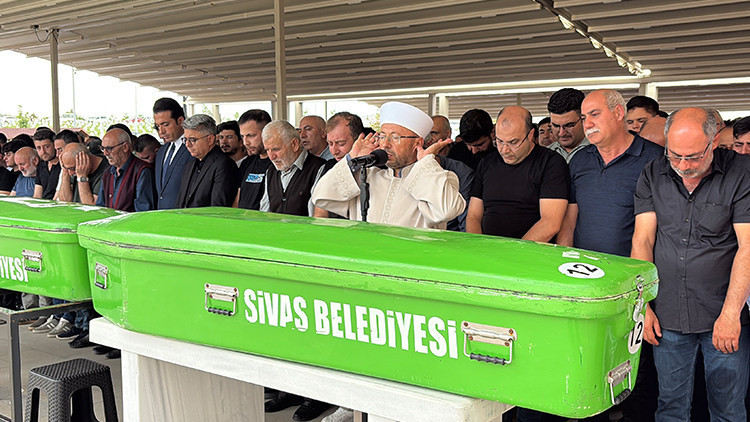 Sivas’ta uçuruma devrilen minibüste ölenler toprağa verildi: Anne ve kızı yan yana defnedildi
