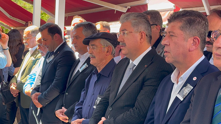 Yeni Parti Genel Başkanı Özel, Eskişehir'de Yılmaz Büyükerşen'in kardeşinin cenazesine katıldı