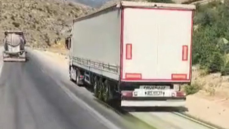 Afyonkarahisar’da ilginç anlar kamerada: TIR'dan yola dökülen boya arkadan gelen araçları mora boyadı