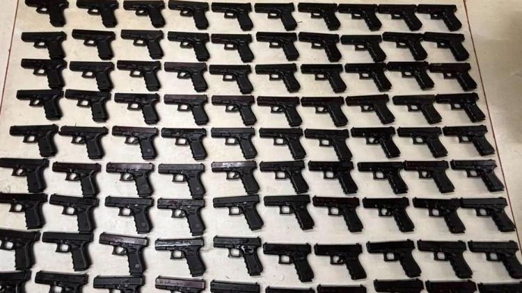 Zeytinburnu'nda bir iş yerinde 100 adet ruhsatsız silah ele geçirildi
