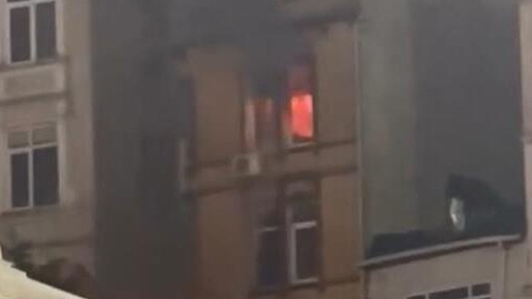 Beyoğlu'nda ressamın evini yakan havai fişek olayı kamerada! 4 şüpheli serbest bırakıldı