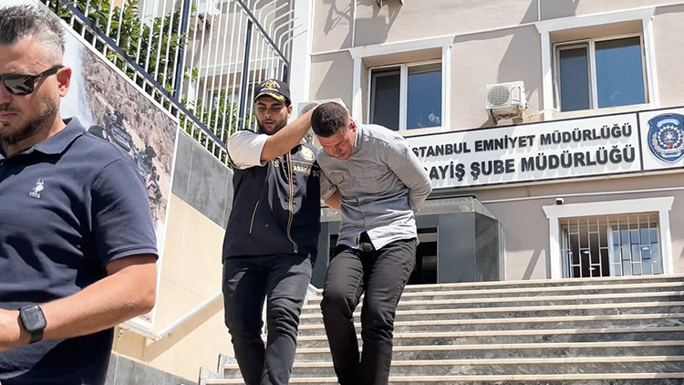 Fatih’te camide namaz kılan kişinin çantasını çalan şüpheli tutuklandı