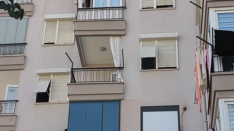 Antalya'da acı olay: Çilingirle girilen evde anne ve kızı ölü bulundu