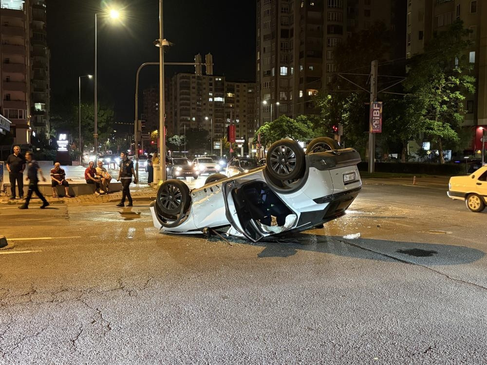 Kayseri'de Trafik Kazası: SUV Araç Takla Attı, 2 Kişi Yaralandı
