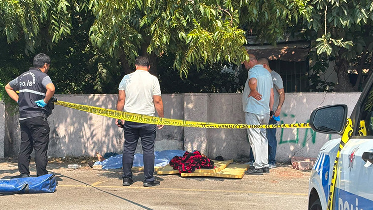 Antalya'da pazar yerinde yarı çıplak ceset bulundu: Kimliği parmak izinden tespit edildi