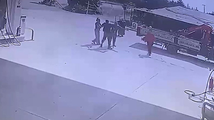 Denizli'de ailesinin yanında silah zoruyla kaçırılan genç kız kurtarıldı: O anlar kamerada