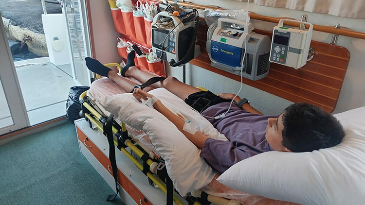 Yunanistan'da Rahatsızlanan Türk Genci Deniz Ambulansıyla Bodrum'a Getirildi