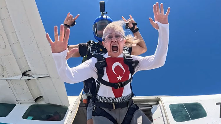 Atlaya zıplaya yaşıyoruz hayatı