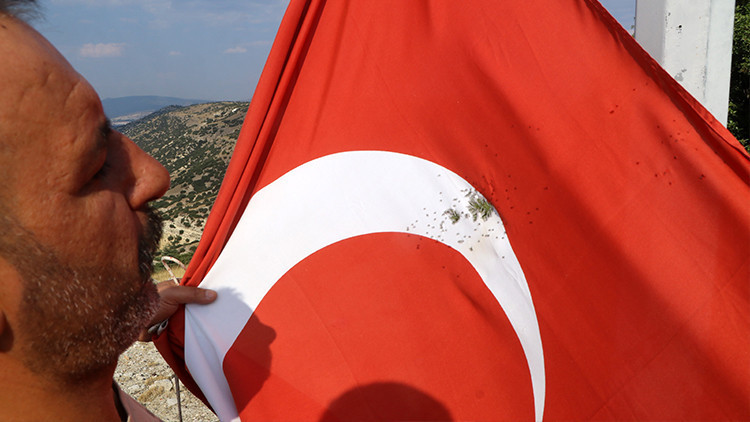 Burdur'da skandal görüntü | 'Bayrağa kurşun sıkmak nedir'