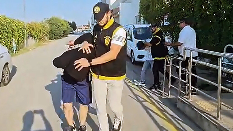 Ev arkadaşını öldürüp içeride kilitli kaldılar: İtfaiyeden yardım isteyince yakalandılar