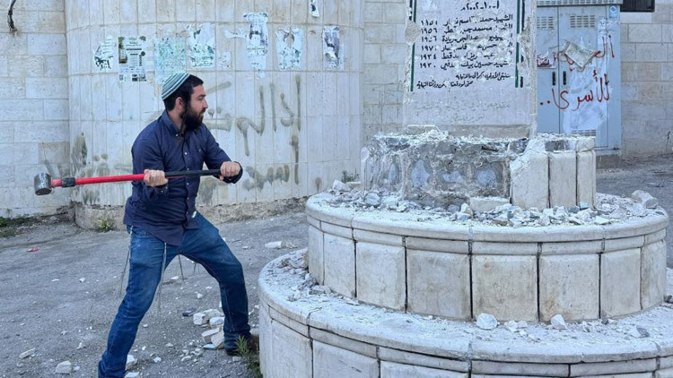Batı Şeria'da provokasyon: İsrailli vekil 'Şehitler Anıtı'nı balyozla parçaladı