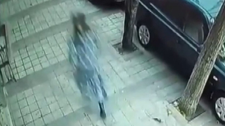 Kadın kılığındaki erkek hırsızın kaçış anı kamerada: Mahalleli kovaladı, polis yakaladı