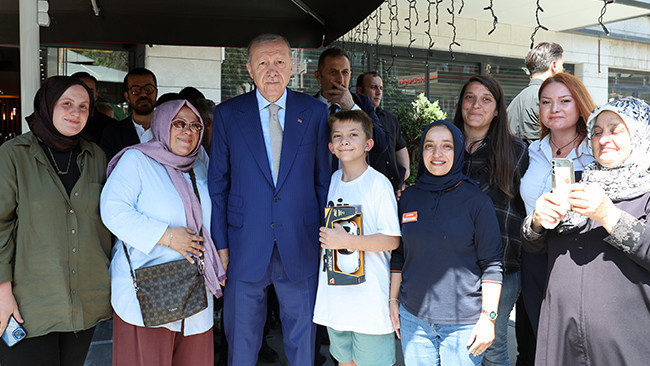 Cumhurbaşkanı Erdoğan, Üsküdar'da esnafı ziyaret etti