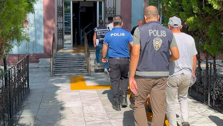 Kolluk kuvvetlerinin uygulama noktalarını WhatsApp'tan paylaşıp kaçış sağlayan 7 şüpheli yakalandı