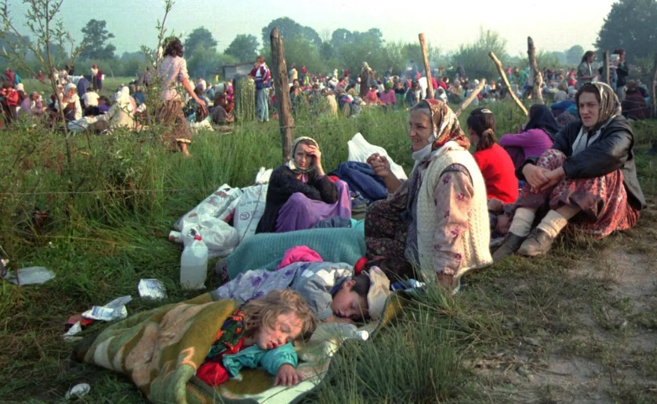Birleşmiş Milletler tarafından güvenli bölge ilan edilen Srebrenitsa'da Temmuz 1995'te 8 binden fazla Boşnak erkek ve çocuk, Bosnalı Sırp güçleri tarafından sistematik biçimde katledildi.