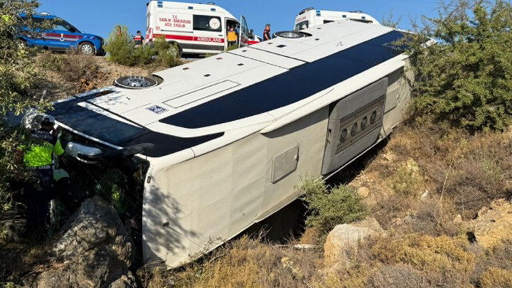 İzmir'de midibüsle otomobil çarpıştı: 2 kişi hayatını kaybetti