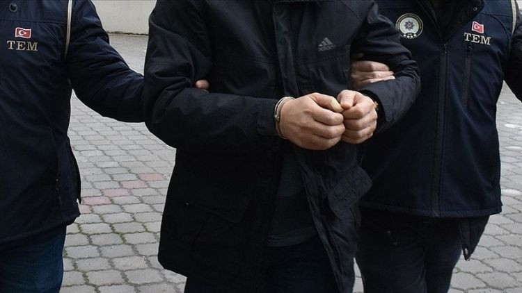 İzmir’de taksilerde ‘silahlı eylem’ yapacağını söyleyen şüpheli gözaltına alındı