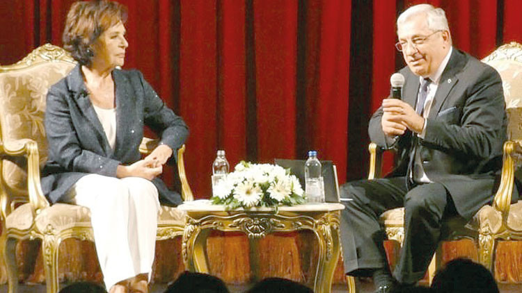 Hülya Koçyiğit genç diplomatlarla bir araya geldi