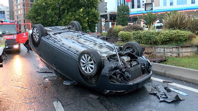 İstanbul'da feci kaza: Otomobil kaldırıma çarpıp takla attı