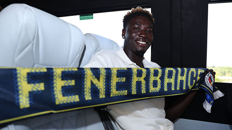 Fenerbahçe, yeni transferi Oppong için imza töreni düzenledi!
