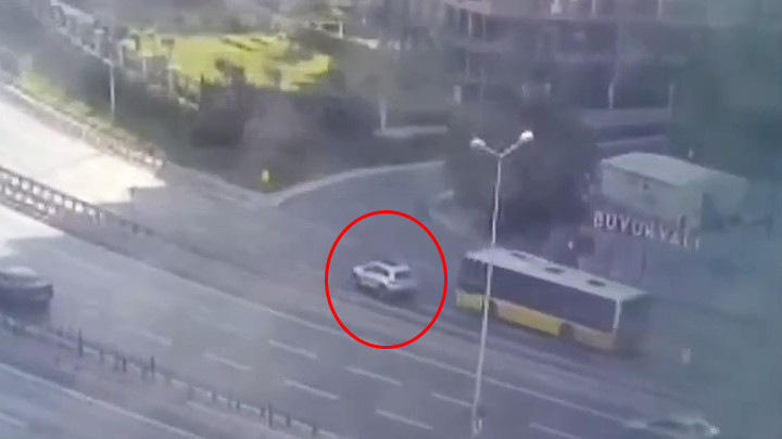 İETT otobüsünün kaza yapmasına neden olan otomobil sürücüsü gözaltında