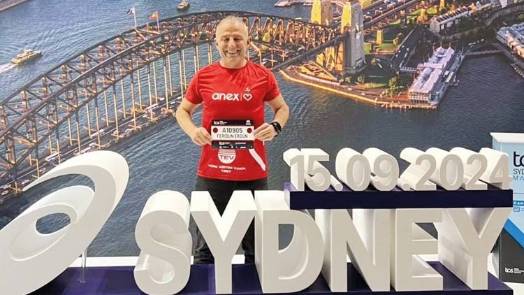 Sporla çocuk okutuyorlar… Biri koşuyor biri yüzüyo…