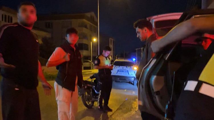 Trafik denetiminde ilginç anlar: Cezayı duyunca motosikletini bırakıp yaya olarak uzaklaştı
