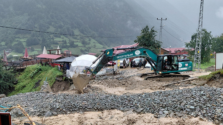 Uzungöl'de heyelan: Tesislere giden yol ulaşıma kapandı