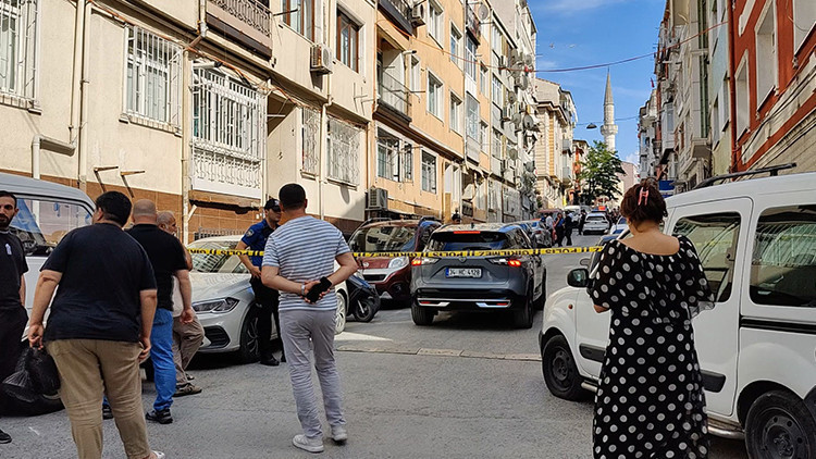Fatih'te aile katliamı: Eşini ve kızını tabancayla vurup intihar etti