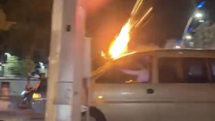 Trafikte Tehlikeli Kutlama: Konvoy Üzerinden Havai Fişek Attılar