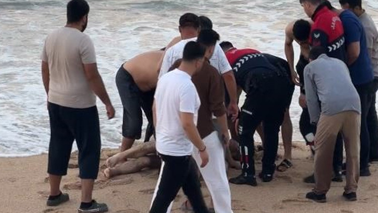 Kıyıda oturuyordu dalgalar yuttu! Karaburun'da 58 yaşındaki adam hayatını kaybetti