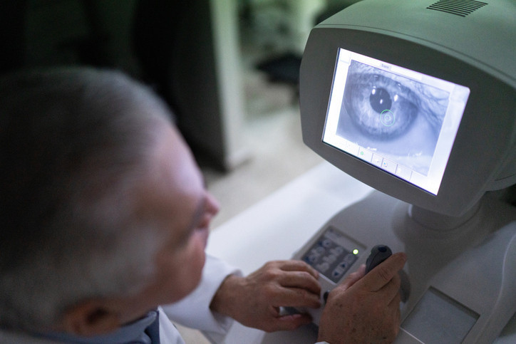Tıp tarihinde bir ilk Retinal nakil yapıldı, yıllar sonra yeniden görmeye başladı