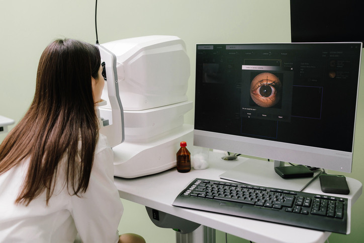 Tıp tarihinde bir ilk Retinal nakil yapıldı, yıllar sonra yeniden görmeye başladı