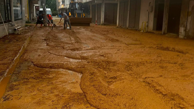 Giresun'da sağanak ve heyelan 2,2 milyon liralık hasara yol açtı: Çınarcık Deresi'nin taşma anı kamerada