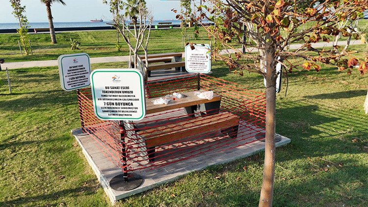 Dört bir yanını kapatıp bu yazıyı astılar: Belediye ironi yapıp yerin dibine soktu!