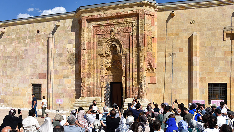 Divriği Ulu Cami'deki 'namaz kılan silüet'e ziyaretçi akını: İkindi vakti 4 metrelik gölge oluşuyor