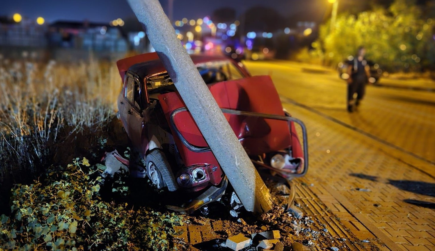Çanakkale'de Feci Kaza: Yolun Karşısına Geçmek Isteyen Aileye Otomobil Çarptı, 1 Çocuk Yaşamını Yitirdi