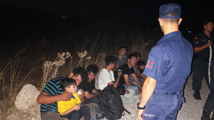 Çeşme'de umuda yolculuk kâbusla bitti: Mahsur kalan 18 göçmeni ekipler kurtardı