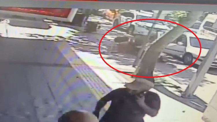 Motosikletli, otomobilin açılan kapısına çarptı: O anlar kamerada