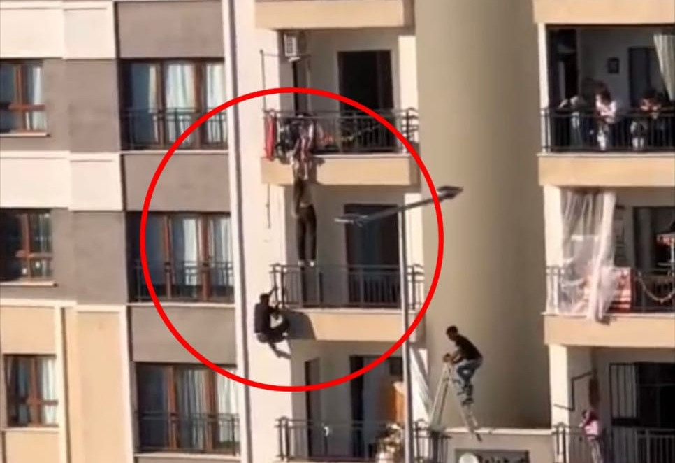 Diyarbakır'da dahşet anları! Balkondan düşmek üzere olan kız çocuğunu katları tırmanarak kurtardı