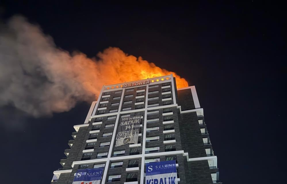 Ankara'da iş merkezinin çatısında yangın