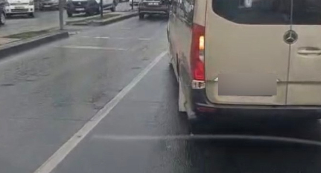 Esenyurt’ta tehlikeli inatlaşma! İETT'nin önünü kesen dolmuşçuya yolculardan tepki