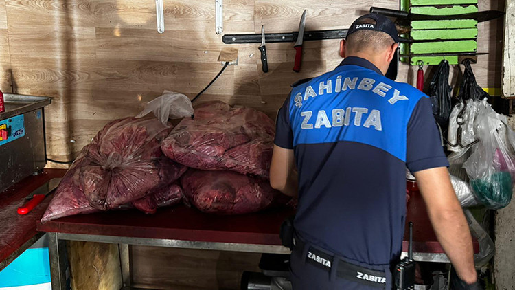Zabıta denetiminde ortaya çıktı | Çöpe atmaları gerekirken vatandaşa yedireceklerdi: Hepsi imha edildi