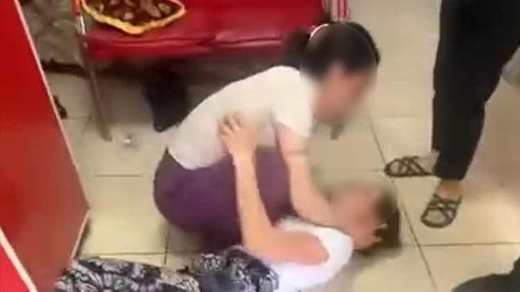 Mahallelinin yakaladığı kadın hırsızdan nöbet oyunu! 'İhtiyaç sahipleri için geziyorduk' savunması kurtarmadı