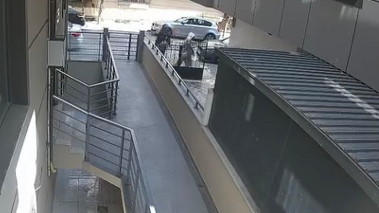 Avcılar'da kadın kıyafetli hırsızlar kamerada: Açık kapıya şaka yaptılar, kabusu yaşadılar