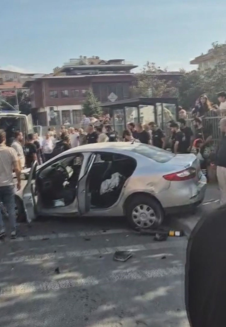 Güngören'de kaldırıma çıkan otomobil durakta bekleyen yayalara çarptı: 2'si ağır 4 yaralı
