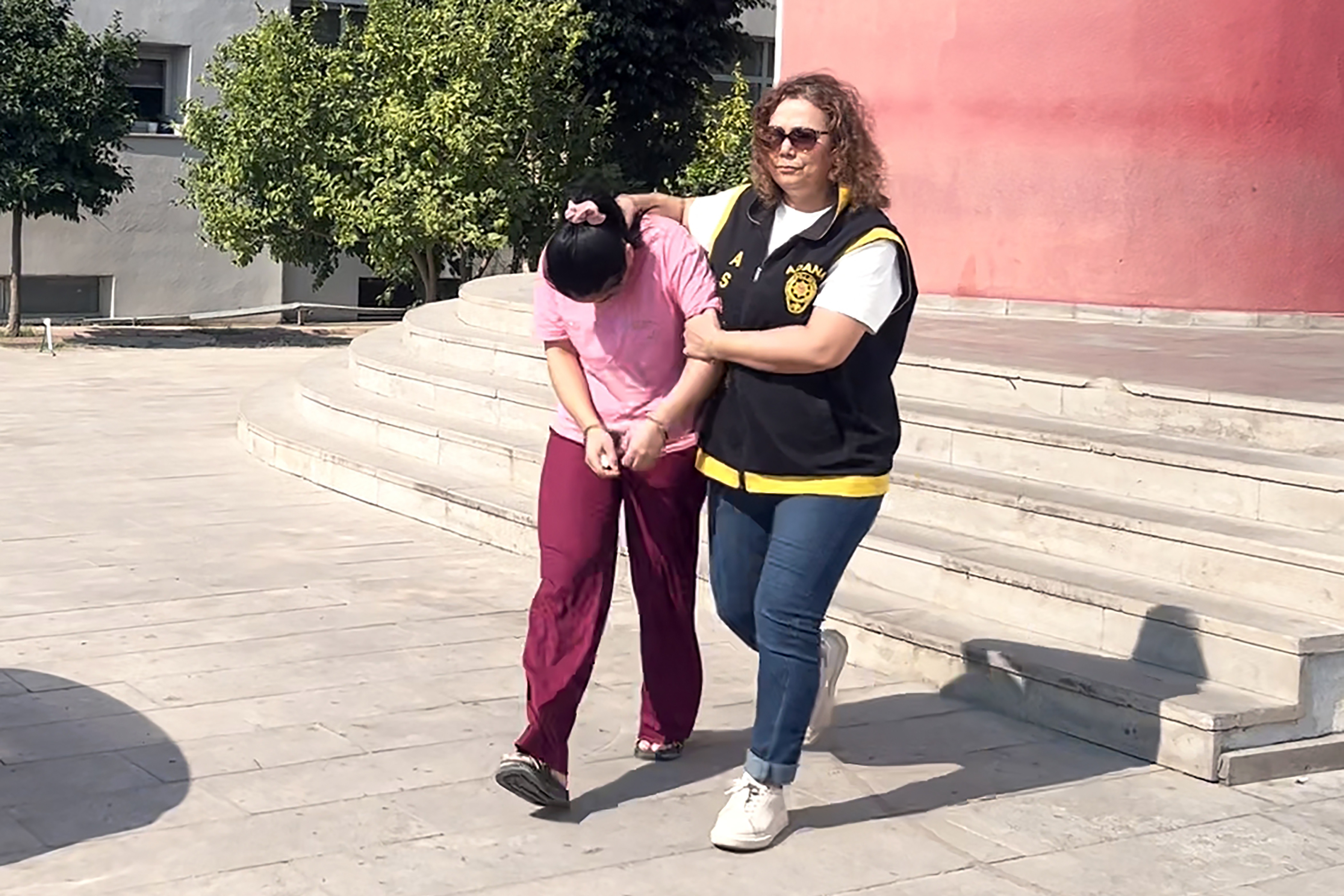 Seyhan Haberleri - Adana'da toplam 297 yıl hapis cezasıyla aranan çift, villada yakalandı - Adana Haberleri