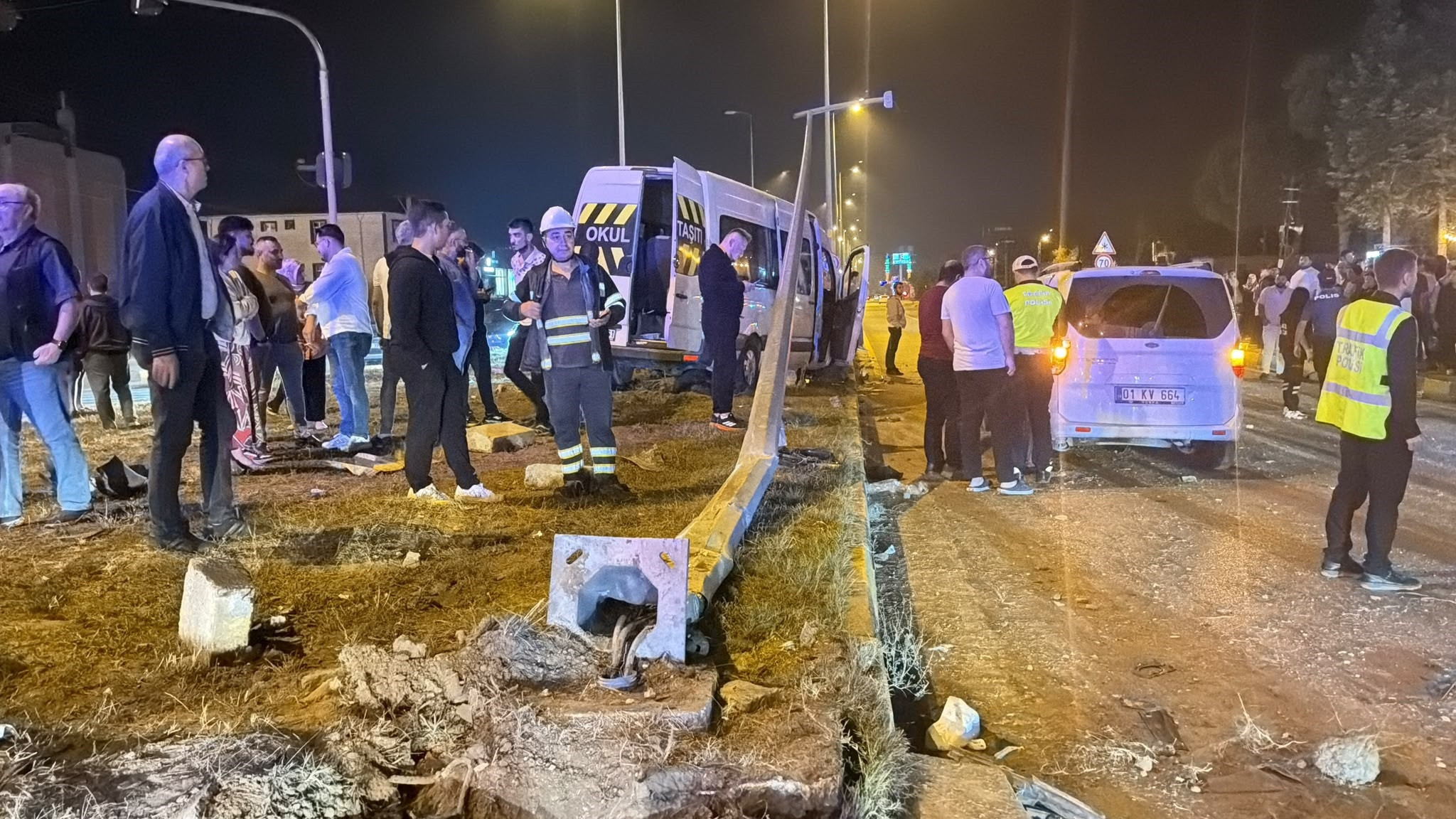 Bartın Haberleri - Düğünden dönen minibüs ile hafif ticari araç çarpıştı; 21 yaralı - Merkez Haberleri