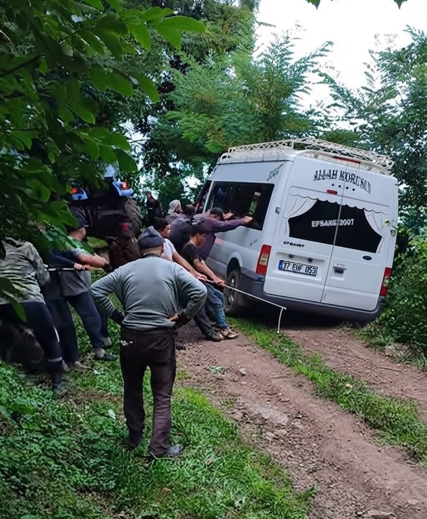 Ulubey Haberleri - 19 işçiyi taşıyan minibüs uçurumun kenarında mahsur kaldı - Ordu Haberleri