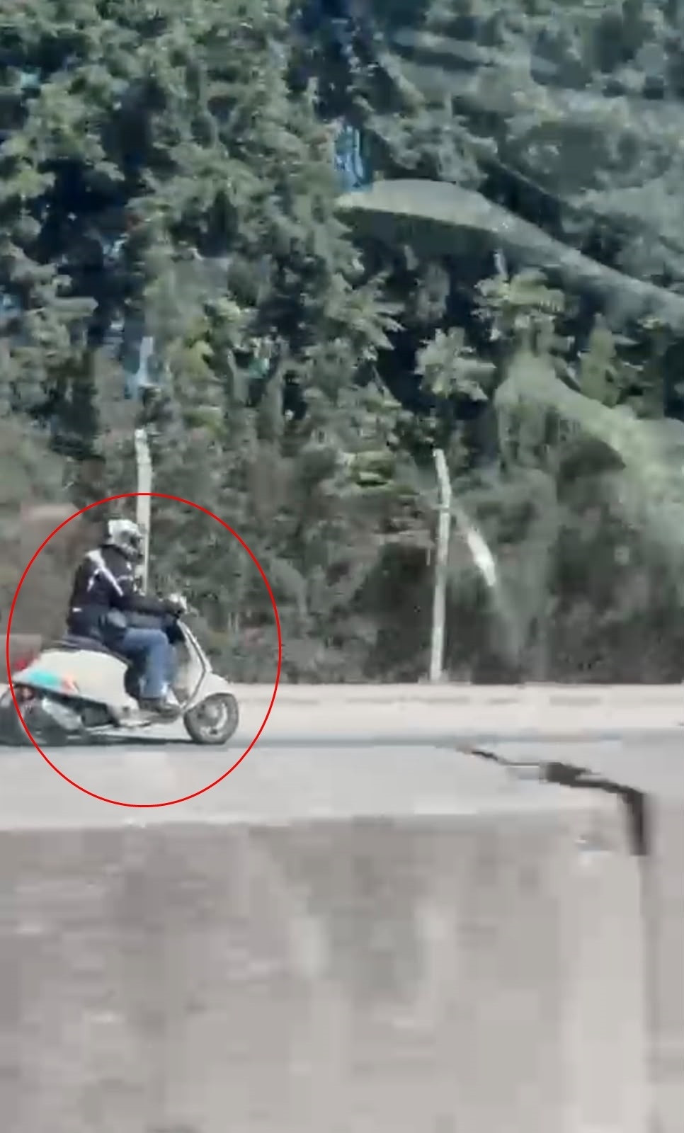 Yalova Haberleri - Motosikletiyle ters yönde ilerleyip trafiği tehlikeye attığı anlar kamerada - Merkez Haberleri